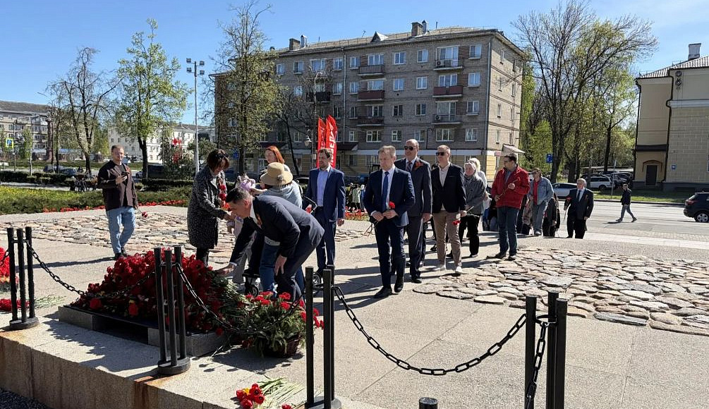 Накануне Дня Победы Псковское реготделение АЮР участвует в церемонии возложения цветов к Мемориалу «Вечный огонь»