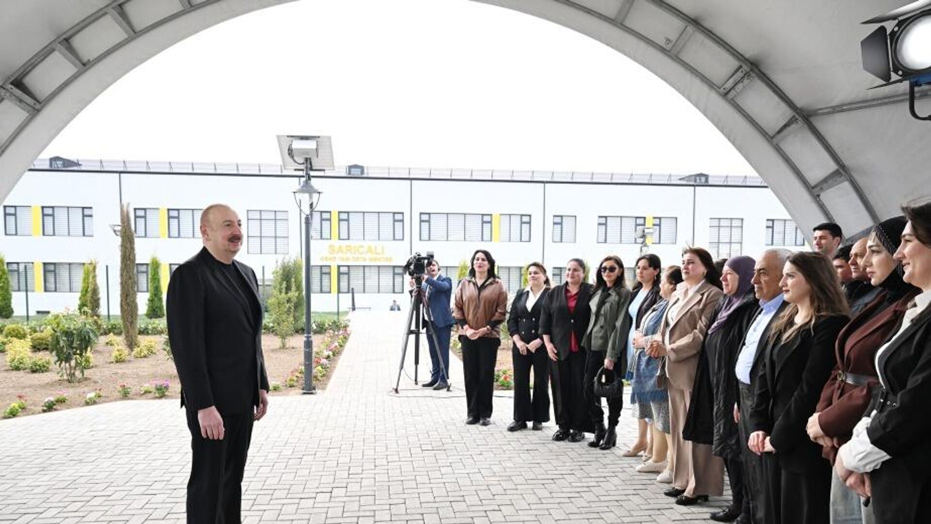 Президент Ильхам Алиев и первая леди Мехрибан Алиева приняли участие в открытии первого этапа села Сарыджалы Агдамского района - Sputnik Азербайджан, 1920, 27.03.2025