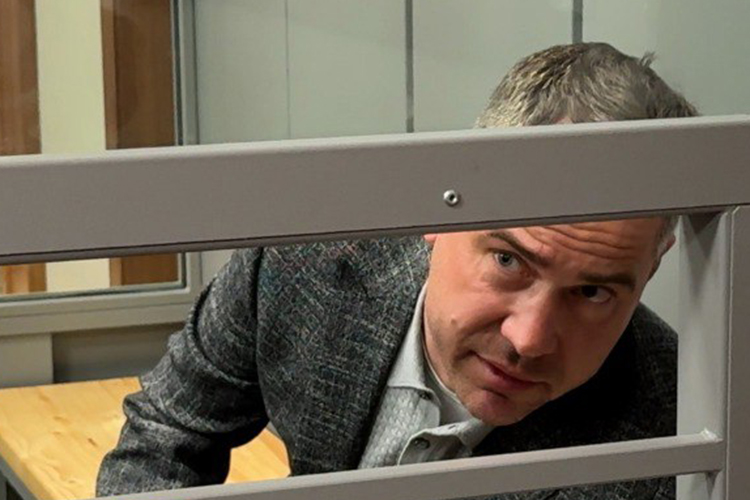 «Отозванные вами средства вы не направляли практически три месяца. Почему?» — настаивал подсудимый Закиров