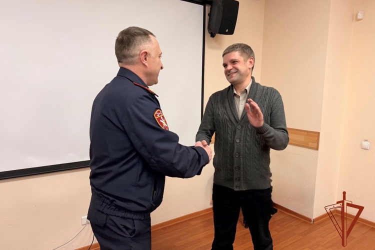 Начальник Управления Росгвардии по Томской области вручил ведомственные награды представителям СМИ 