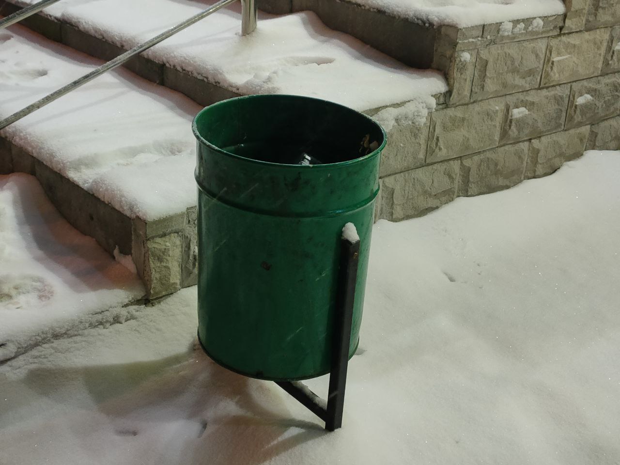 Сине желтая урна. Урна металлическая. Тюмень мусорки уличные. Красим мусорку. Урна ml 3 c пепельницей.