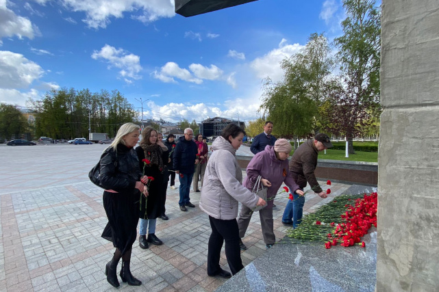 Возложение цветов к мемориальному комплексу Обелиск Победы