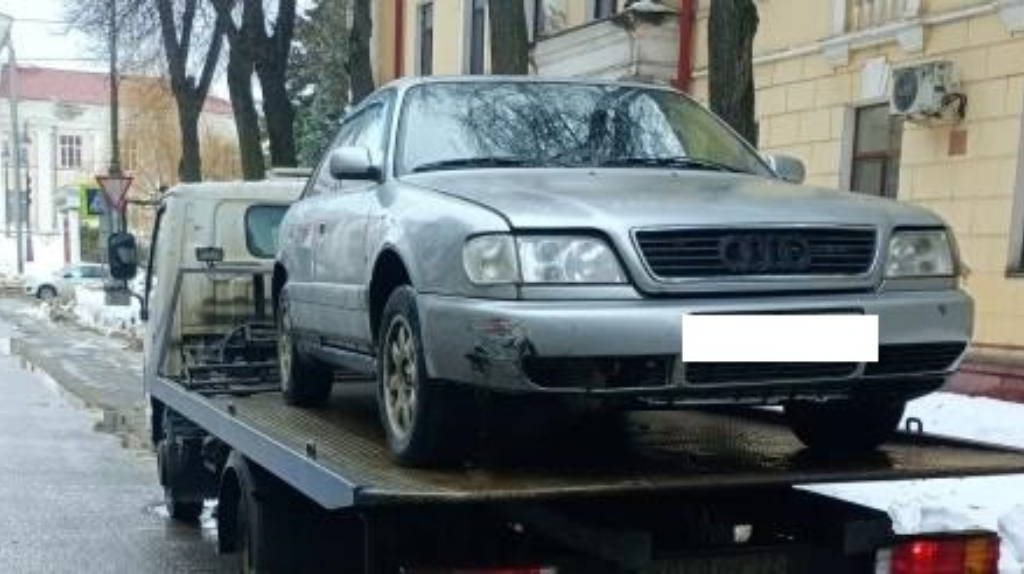 В Брянске за два дня отправили на штрафстоянку 14 неправильно припаркованных авто