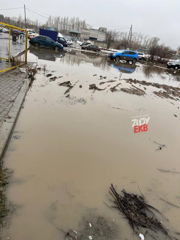 «Пехотинское море» и озера во дворах. Екатеринбург затопило огромными лужами - Фото 4