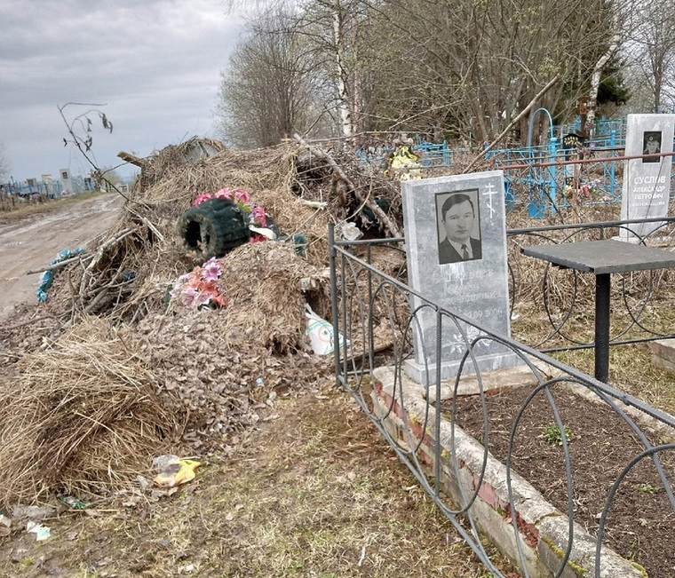 Чердынцы обратили внимание, что мусор находится рядом с могилой ветерана Великой отечественной войны