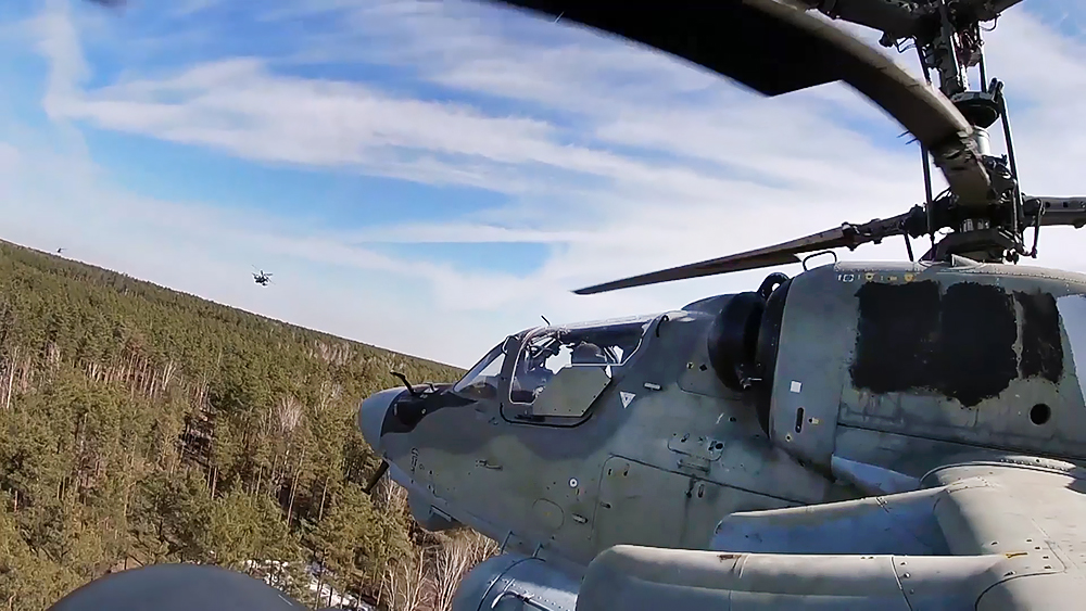 Сбит вертолет ка. Пилоты вертолета ка-52. Джавелин сбил вертолет. Сбит вертолет ка. Ка-52 вертолёт подбитый.