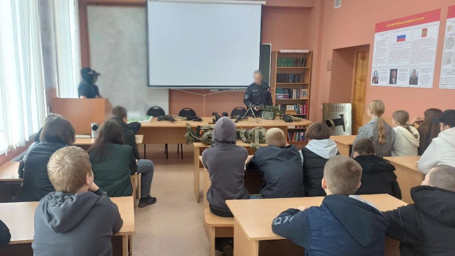В расположении ОМОН «Вятич» побывали учащиеся средней общеобразовательной школы поселка Вахруши