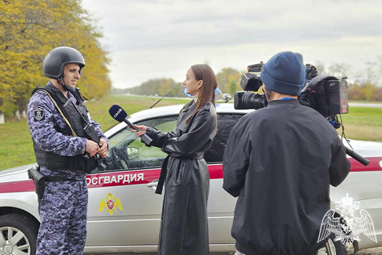 Сотрудники вневедомственной охраны Росгвардии приняли участие в съемке праздничного телесюжета