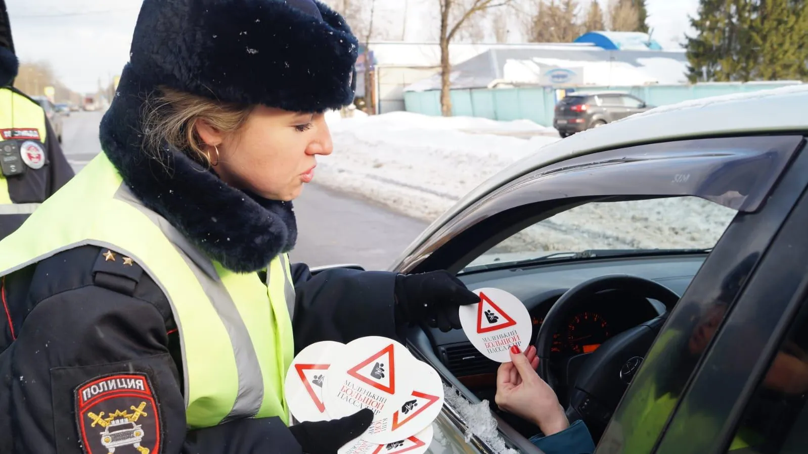 Вакансии водителя в чехове и районе. Безопасность дорожного движения. Безопасное движение. Молодой полицейский.