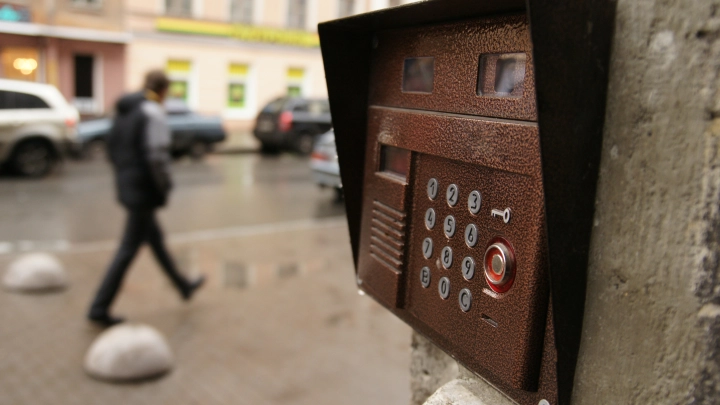 Сначала код, потом взлом: новая двухэтапная схема мошенников с домофоном. Как не попасть в ловушку