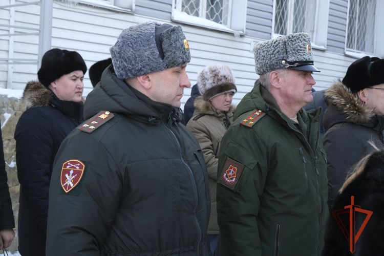 Накануне Дня защитника Отечества в Горно-Алтайске установили мемориальную доску росгвардейцу, погибшему в ходе специальной военной операции