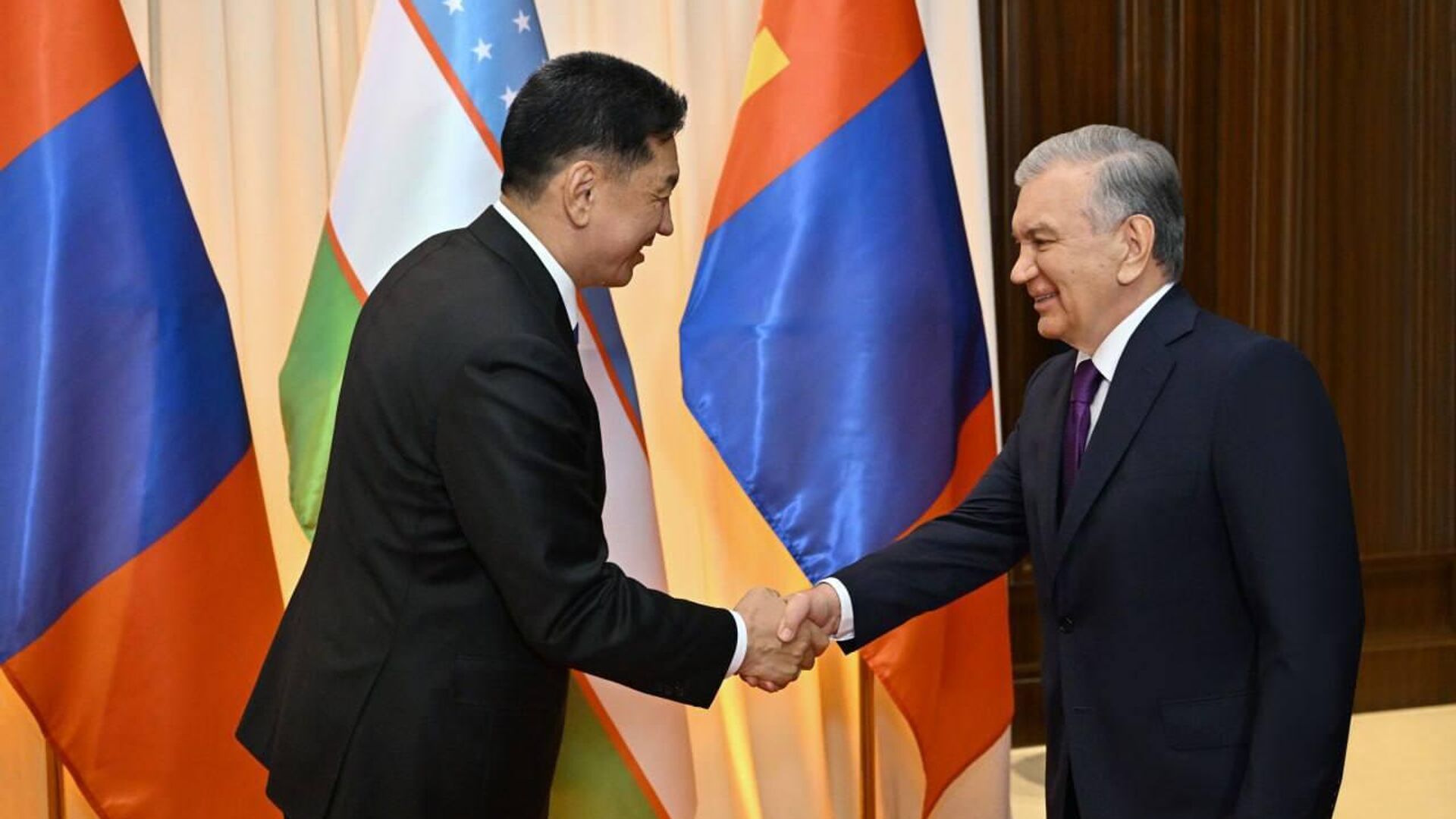 Президент Узбекистана Шавкат Мирзиёев и Президент Монголии Ухнаагийн Хурэлсух вместе с супругами приняли участие в совместном концерте мастеров искусств двух стран. - Sputnik Узбекистан, 1920, 25.06.2025