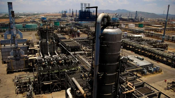 Криогенный комплекс «Хосе» в районе Пуэрто-Хосе (морской порт на северо-востоке Венесуэлы на Карибском море) является важным комплексом по погрузке нефтяных танкеров, который включает в себя нефтеперерабатывающие, нефтехимические и газокомпрессорные заводы (Фото Majority World / Universal Images Group via Getty Images)