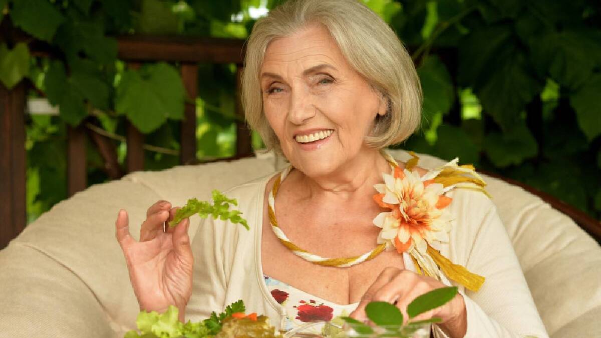 Женщина старшего возраста. Бабушка кушает. Женщины после 50. Пенсионеры с яблоком. Питание в климактерическом периоде у женщин.