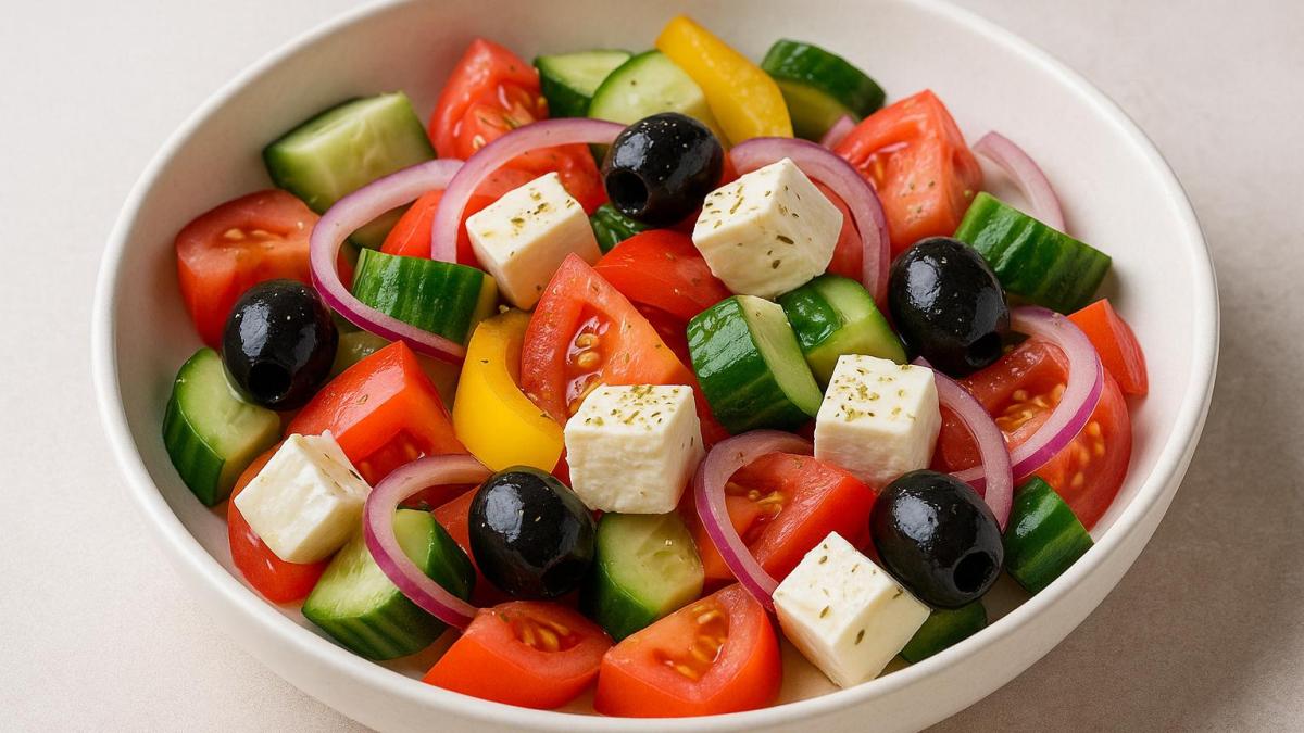 Греческий салат с оливками и фетой