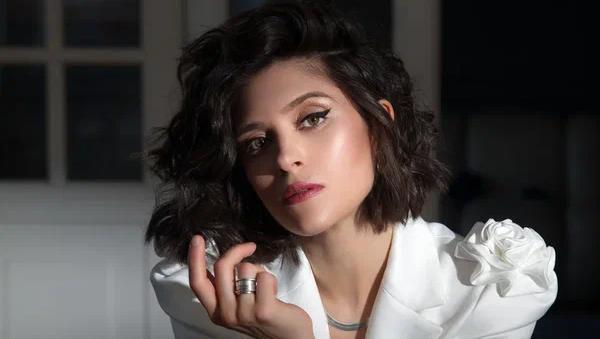 Обложка: К юбилею Есенина Женя Любич выпустила песню «Восход солнца» 