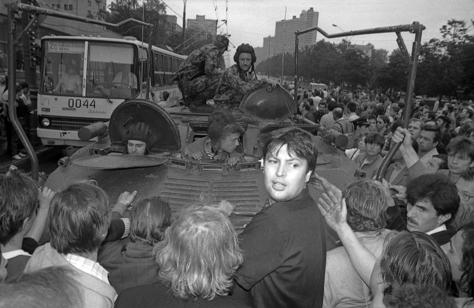 В дни Августовского путча ГКЧП, 1991 год. Введено чрезвычайное положение и в столицу введены воинские подразделения