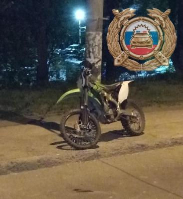 В Балаково подросток на питбайке въехал в бордюр и попал в больницу 