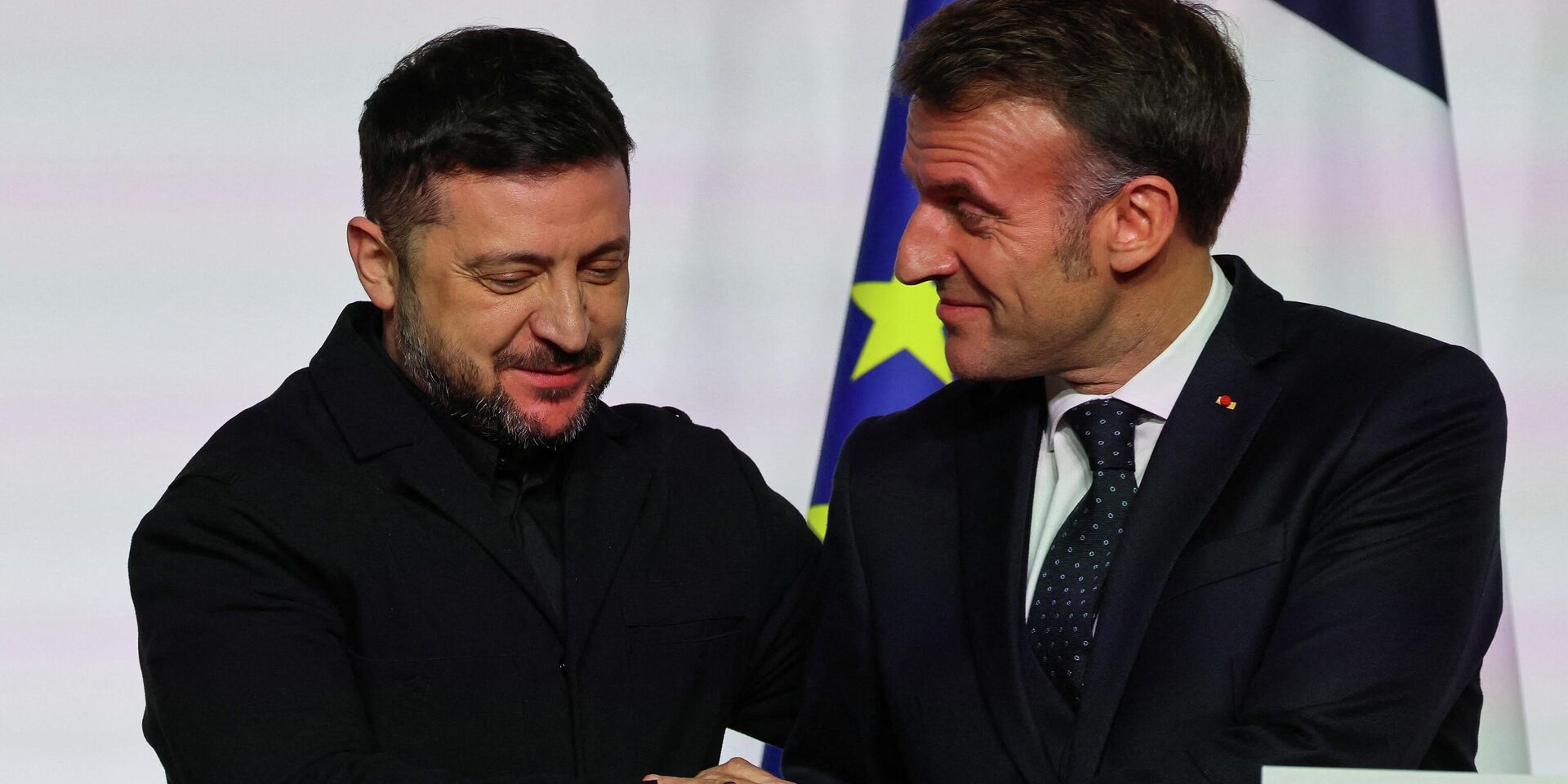 Президент Франции Эммануэль Макрон и Владимир Зеленский пожимают друг другу руки во время пресс-конференции по случаю подписания декларации о развертывании сил на Украине - ИноСМИ, 1920, 12.01.2026