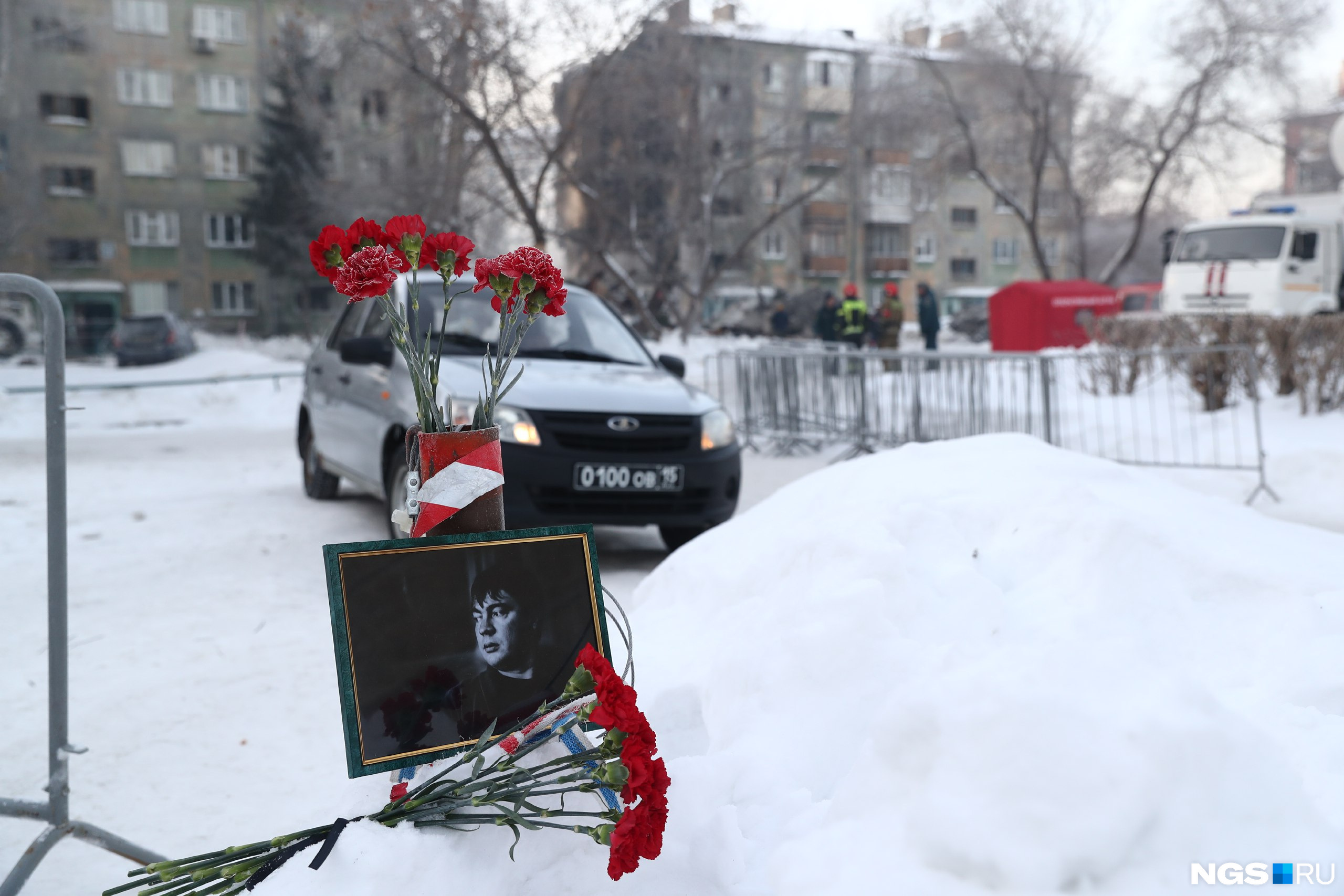 Умершие февраль 2023. Траур. 10 Февраля — день траура в Новосибирской о. Цветы рядом с фотографией погибшего.