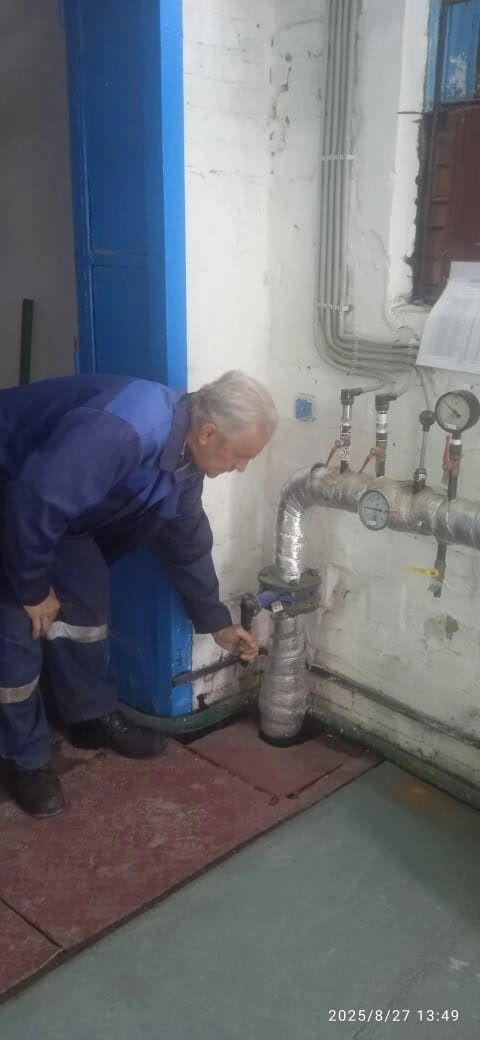 Работник включает отопление