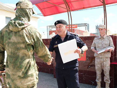 В Астрахани отличившимся на спецоперации росгвардейцам вручили награды, фото 1