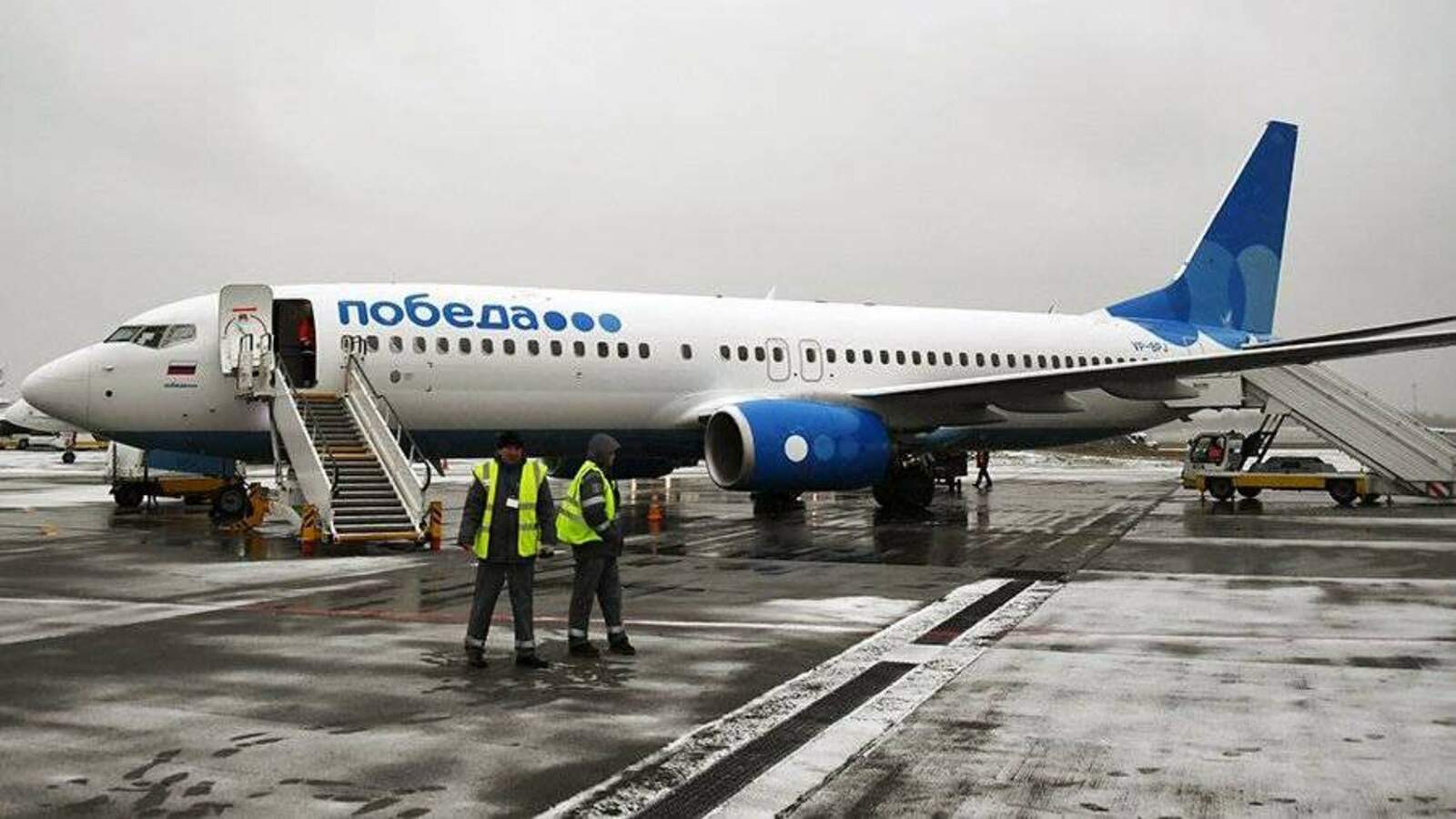 Самолеты победа рейсы. Boeing 737 800 аэропорт Внуково. Боинг 737 победа Внуково. Аэропорт Шереметьево Боинг 737-800 победа. Боинг 737-800 победа Внуково.