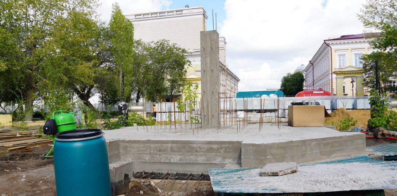 Ремонт пьедестала, август 2025 года, фото администрации города