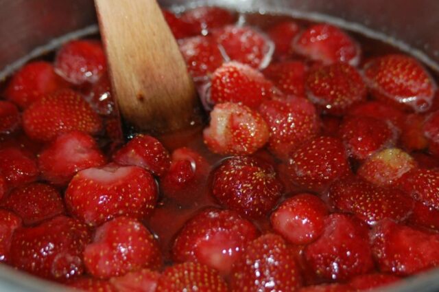 Клубничный компот из замороженной клубники: рецепты, в кастрюле, без сахара, польза