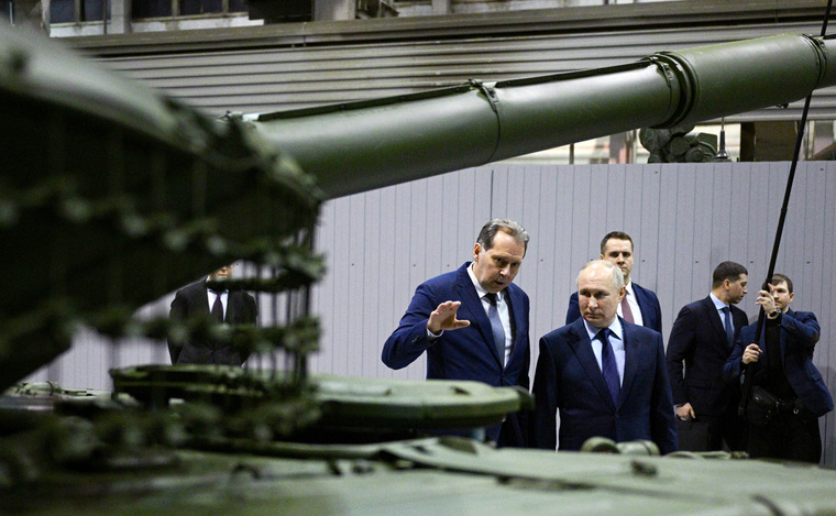 Владимира Путина интересовало буквально все в новых танках, особенно конструктивные дополнения, о которых попросили рабочих бойцы из зоны СВО