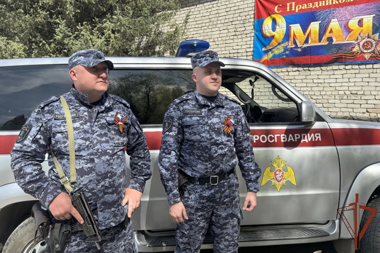 Росгвардейцы продолжают рассказывать жителям Сибири о значении одного из главных символов Победы — Георгиевской ленточке