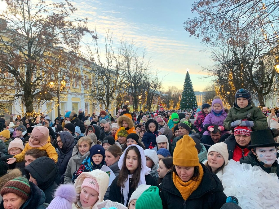 Дедушки Морозы открыли каток в Гатчине