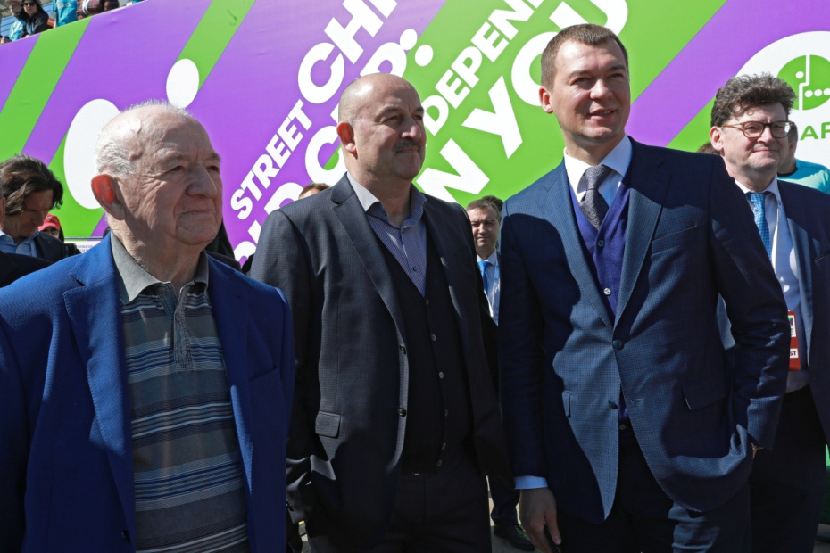 Первый вице-президент Российского футбольного союза Никита Симонян, главный тренер сборной России по футболу Станислав Черчесов и председатель комитета Государственной Думы РФ по физической культуре, спорту, туризму и делам молодежи Михаил Дегтярев (слева направо)