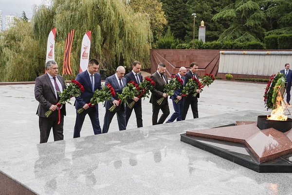 Глава Сочи Андрей Прошунин вместе с представителями МВД России и МВД Республики Абхазия принял участие в торжественной церемонии возложения цветов к мемориалу участникам ВОВ