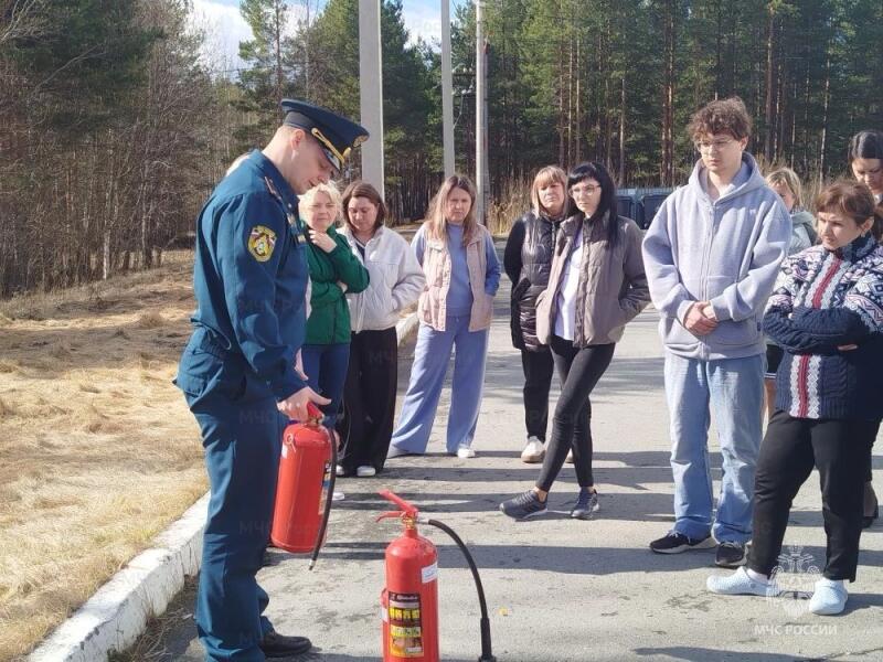 Сотрудники МЧС России провели практическое занятие по пожарной безопасности для персонала дворца спорта «Звёзды Югры» в Урае