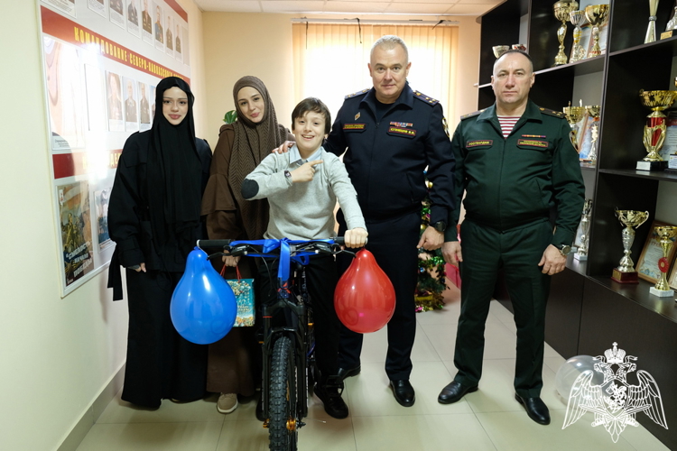 Руководитель дагестанского управления Росгвардии исполнил новогодние желания особенных детей