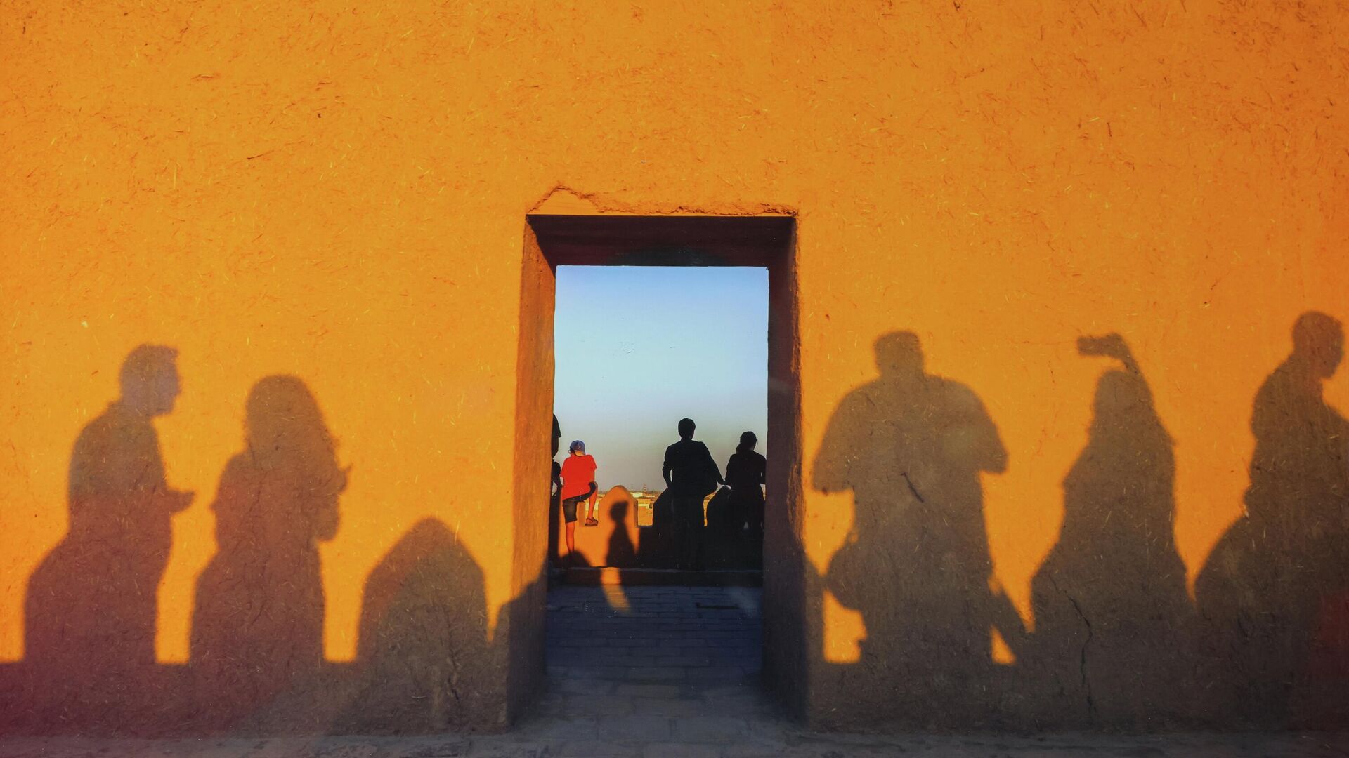 В Ташкентском доме фотографии открылась масштабная отчетная выставка фотохудожников - Sputnik Узбекистан, 1920, 12.02.2026