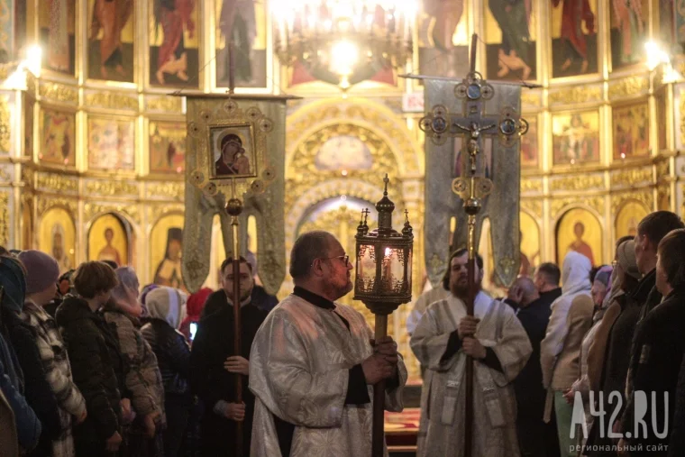 Фото: Пасха в Кемерове: ночное богослужение в Знаменском соборе 70