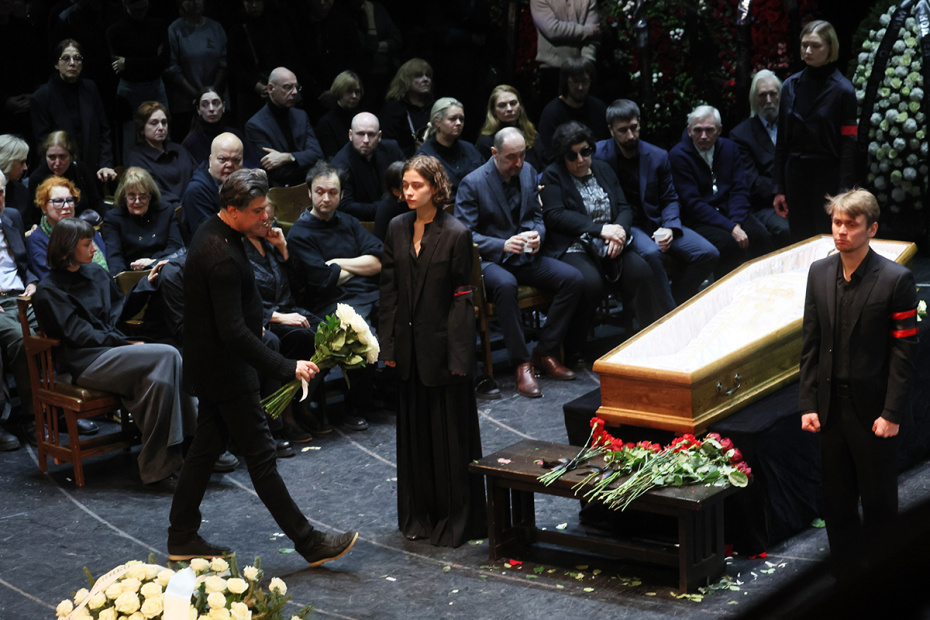 Церемония прощания с Игорем Золотовицким на Основной сцене МХТ имени А. П.Чехова