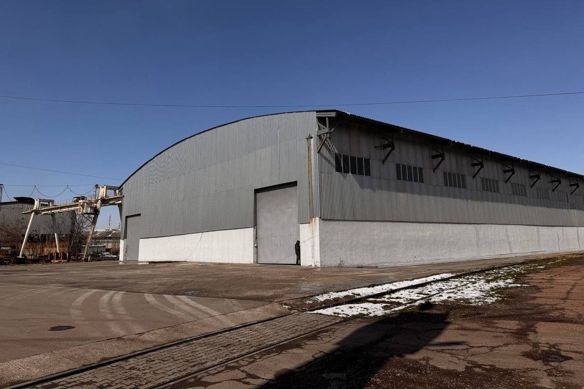 В районе станции «Чукурсай» на продажу за долги выставили склад