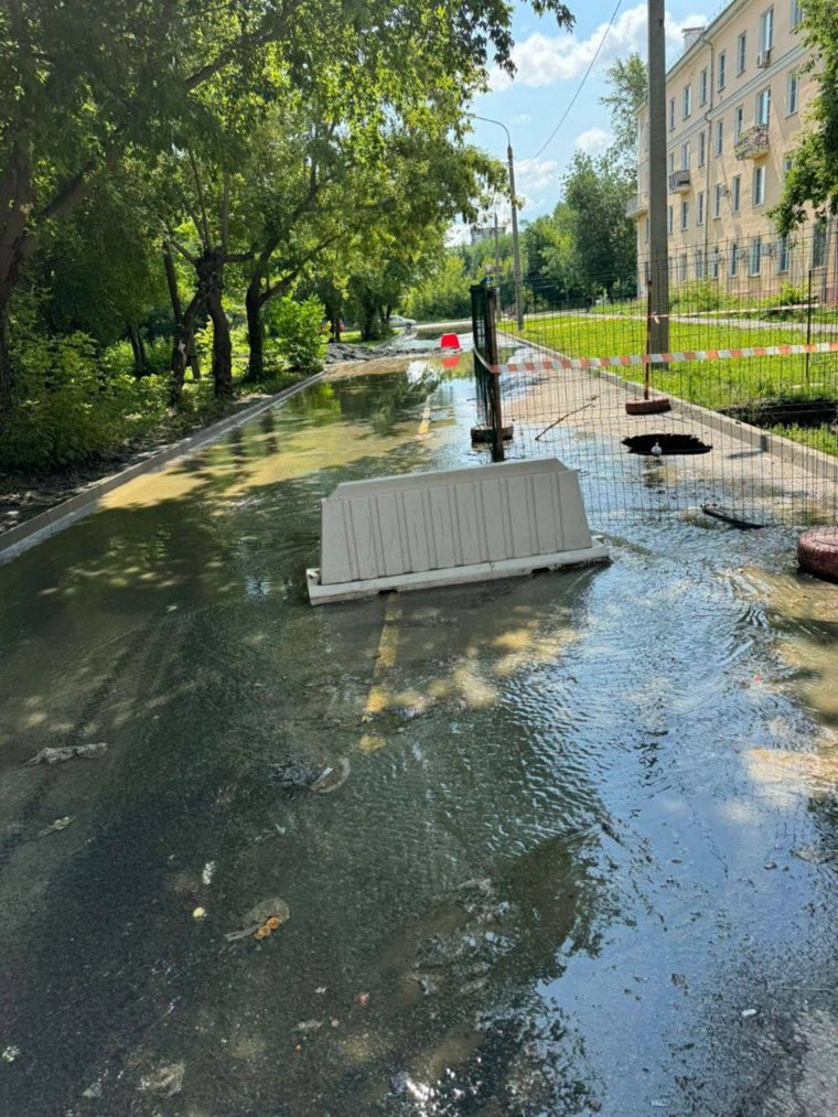 Выездная проверка в ЖК «Яблочный» по улице Конструктора Духова в поселке Чурилово выявила сильное подтопление придомовой территории канализационными водами из находящегося рядом источника стока вод