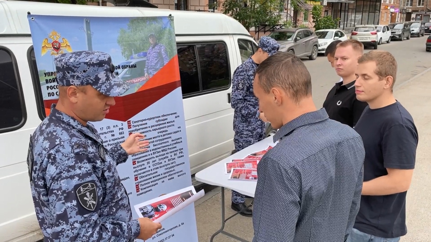 В Саратове начал работу мобильный агитационный пункт Управления Росгвардии по Саратовской области