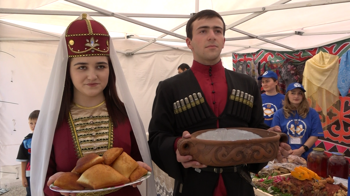 День айрана. Праздник айрана КЧР. Праздник айрана на медовых водопадах. Праздник айрана на медовых водопадах 2022. Айран на медовых водопадах.