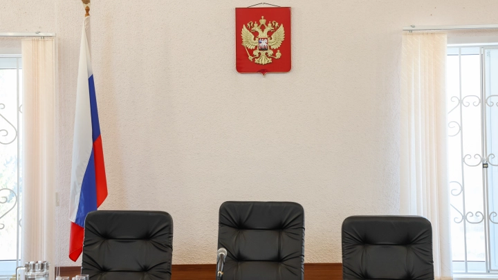 Жительницу Красноярского края оштрафовали за сорванный плакат с контрактной службой