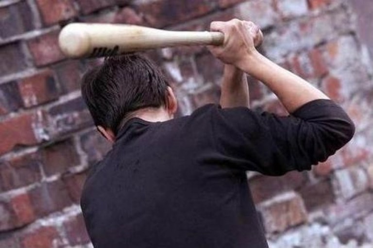 Выпивший житель Тверской области покалечил битой мужчину