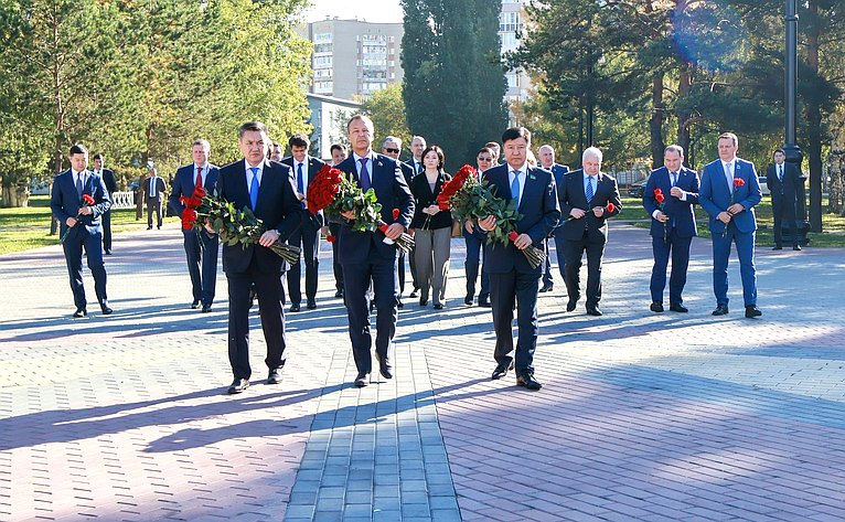 Делегация Совета Федерации приняла участие в возложении цветов к мемориальному комплексу погибших воинов и героев Великой Отечественной войны «Победа»