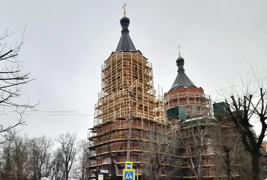 В областной Луге уже не первый год одета в леса главная доминанта — Воскресенский собор | ФОТО АВТОРА