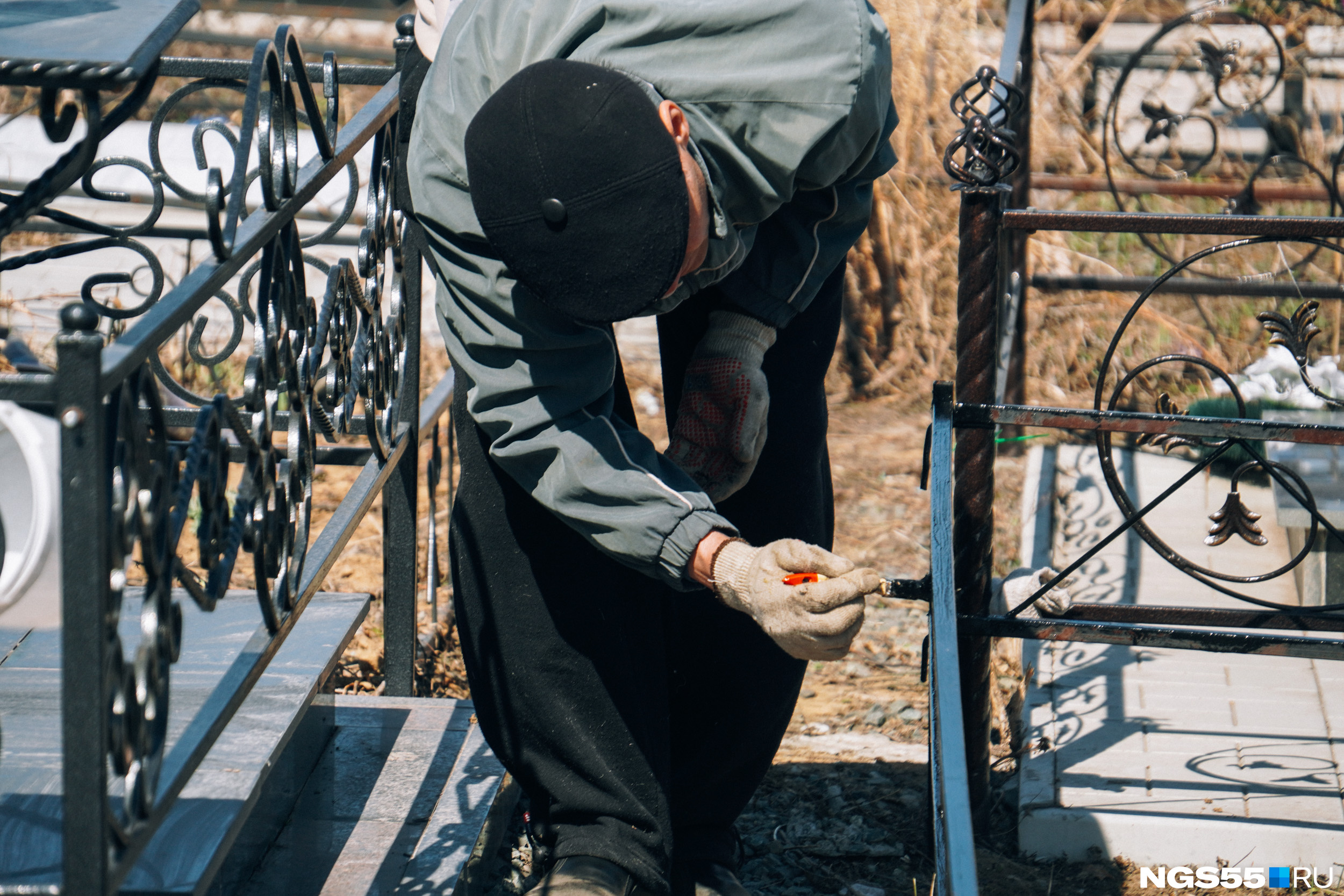 навещать могилы