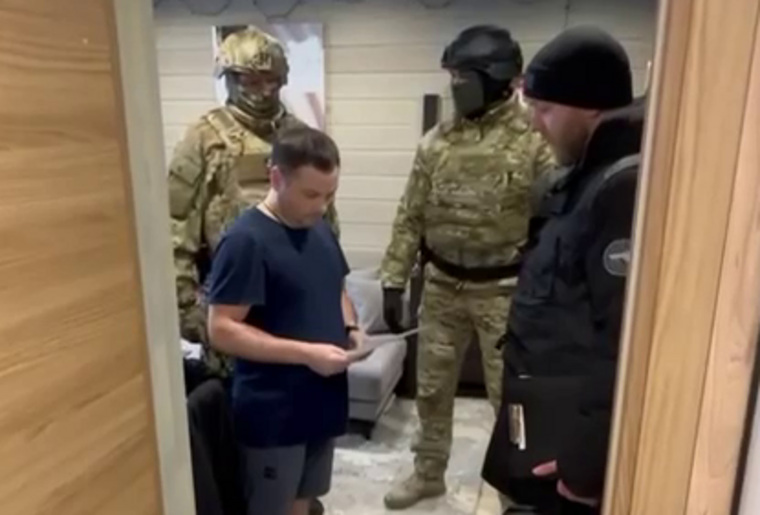 Шипилов знакомится с постановлением об обыске