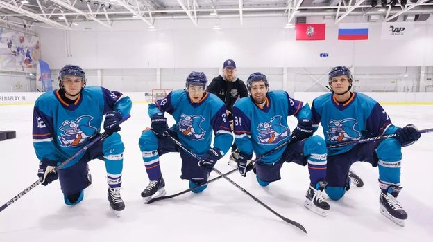 Хоккейная команда «Акулы Политеха» на льду.